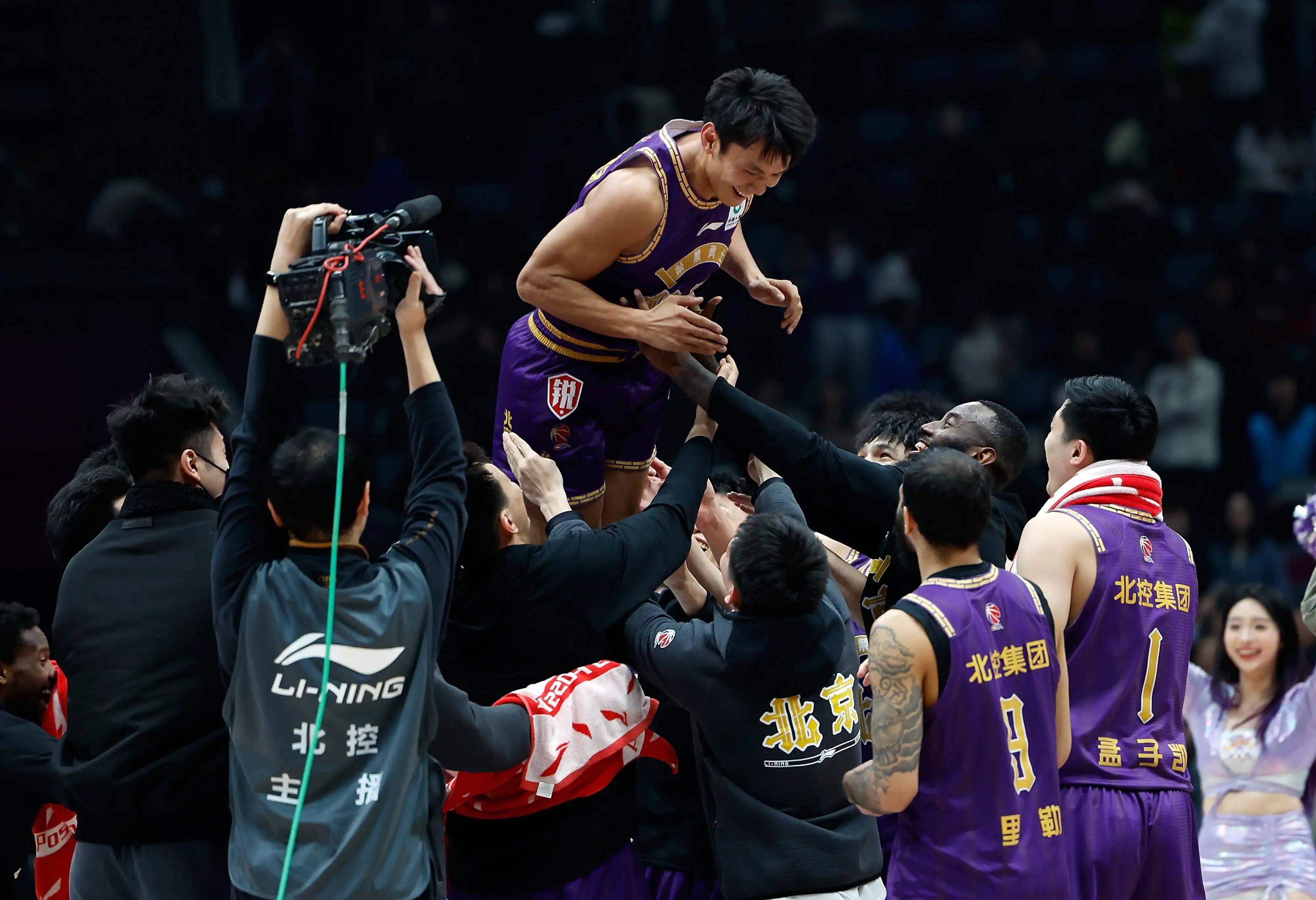 国际比赛日CBA常规赛焦点战，里尔单刀错失，媒体盛赞，资深球员宣示担当的简单介绍