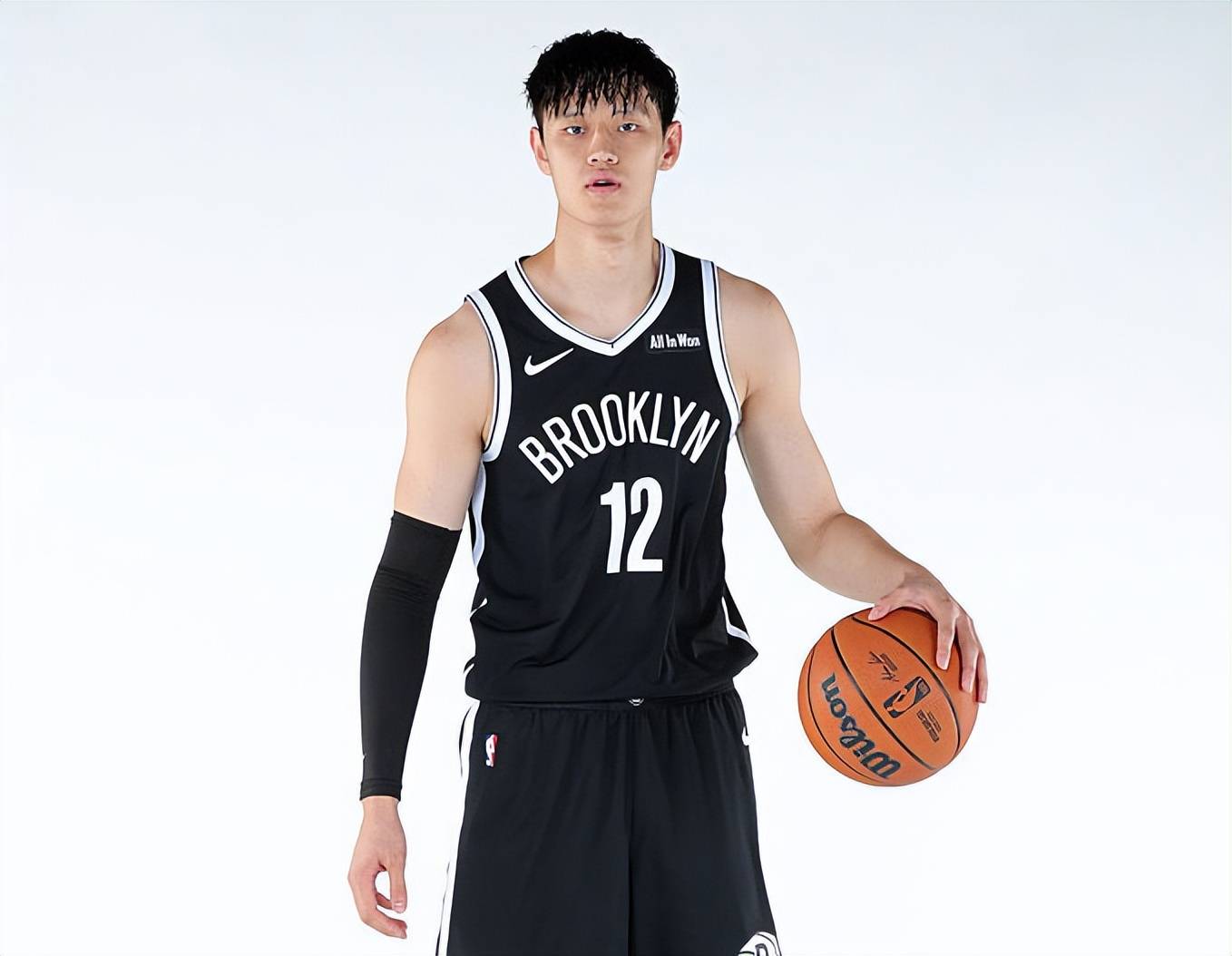 包含国际比赛日CBA季后赛焦点战；巴黎圣日耳曼复出首秀；赛场秩序良好；临场指挥获称赞的词条